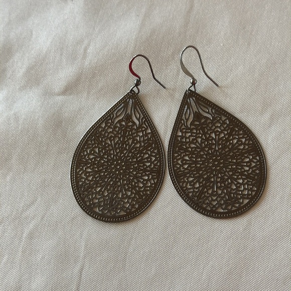 Sophisticated Dark Gunmetal Filigree Teardrop Dangle Earrings - Picture 3 of 10